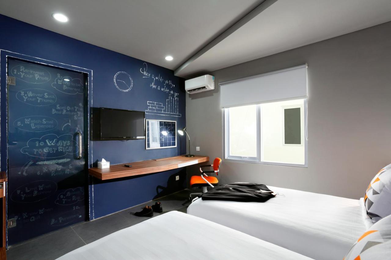 Berry Biz Hotel Sunset Road Seminyak Exterior foto